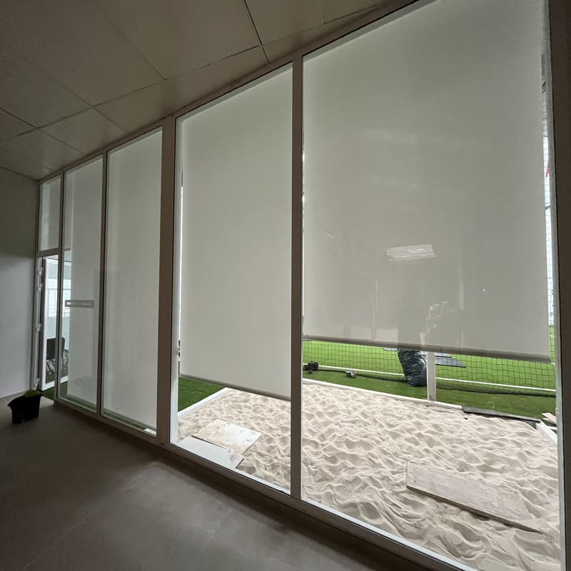 Estor enrollable blanco en el interior de una vivienda
