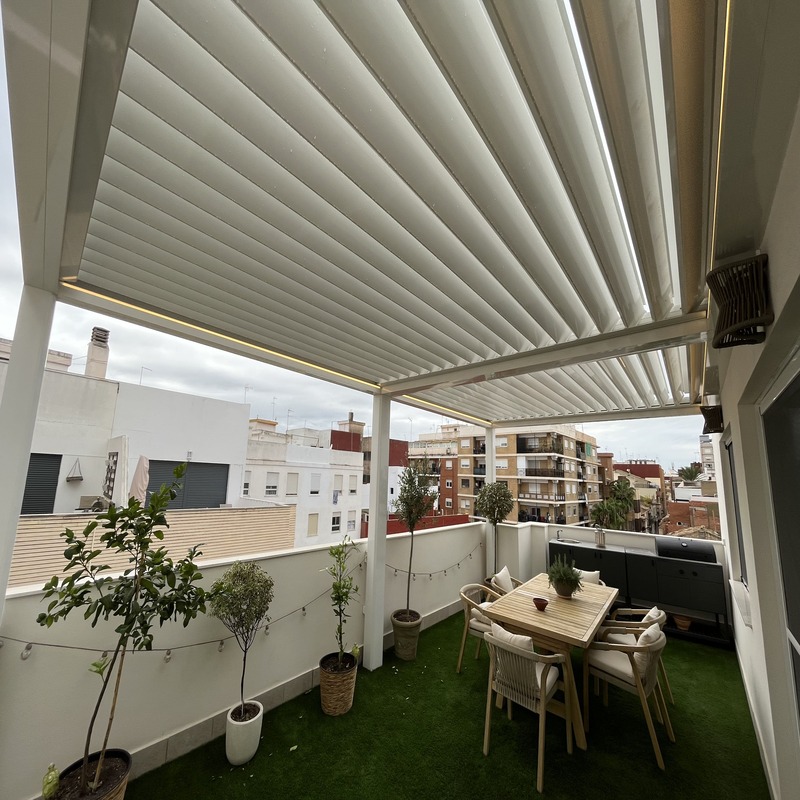 Pérgola bioclimática instalada en un jardín